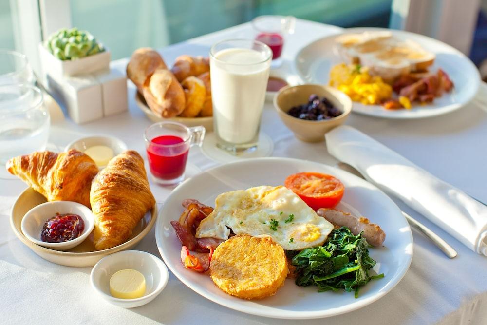 Hilton Garden Angeles/redondo 3*
