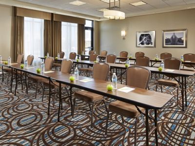Hilton Garden Angeles/redondo 3*