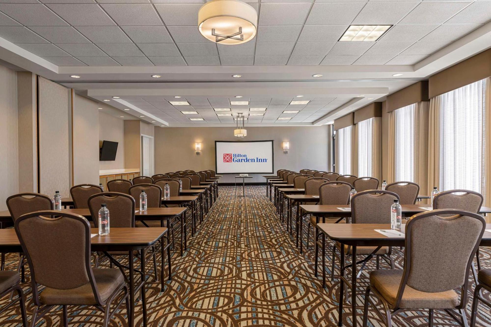 Hilton Garden Angeles/redondo 3*